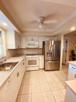 Private kitchen - Charming 3-bedroom house with WiFi, AC in amazing Cape Coral. Inground (Cape Coral)