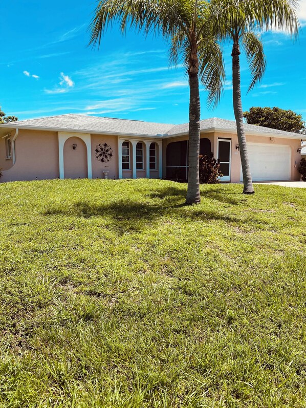 Exterior - Charming 3-bedroom house with WiFi, AC in amazing Cape Coral. Inground (Cape Coral)