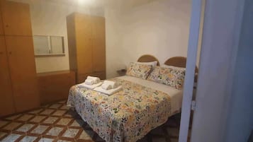 2 camere, una scrivania, ferro/asse da stiro, culla da viaggio