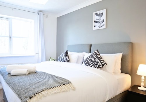 Central Peaceful Home with Parking, Wi-Fi & Garden