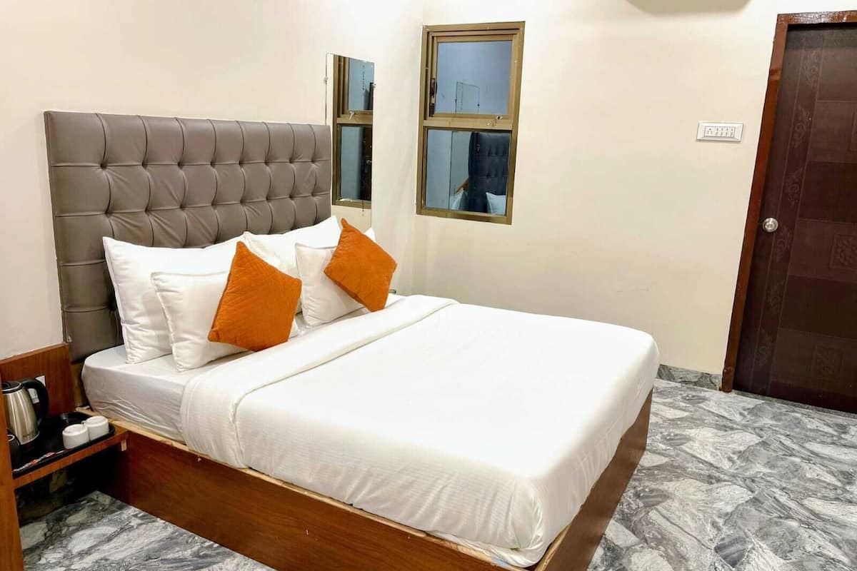 Desk, laptop workspace, iron/ironing board, free WiFi