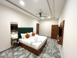 Escritorio y espacio para trabajar con laptop 