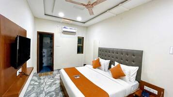 Desk, laptop workspace, iron/ironing board, free WiFi