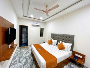 Escritorio y espacio para trabajar con laptop 