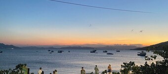 Apartamento de alto padrĂŁo localizado na Praia de Zimbros, Residencial Belaju