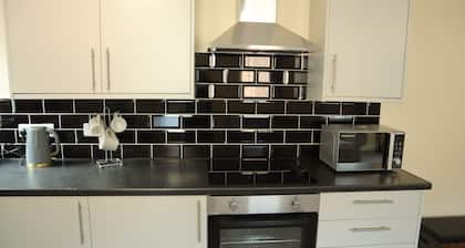 Luxury 2 bed open plan apartment with free internet services