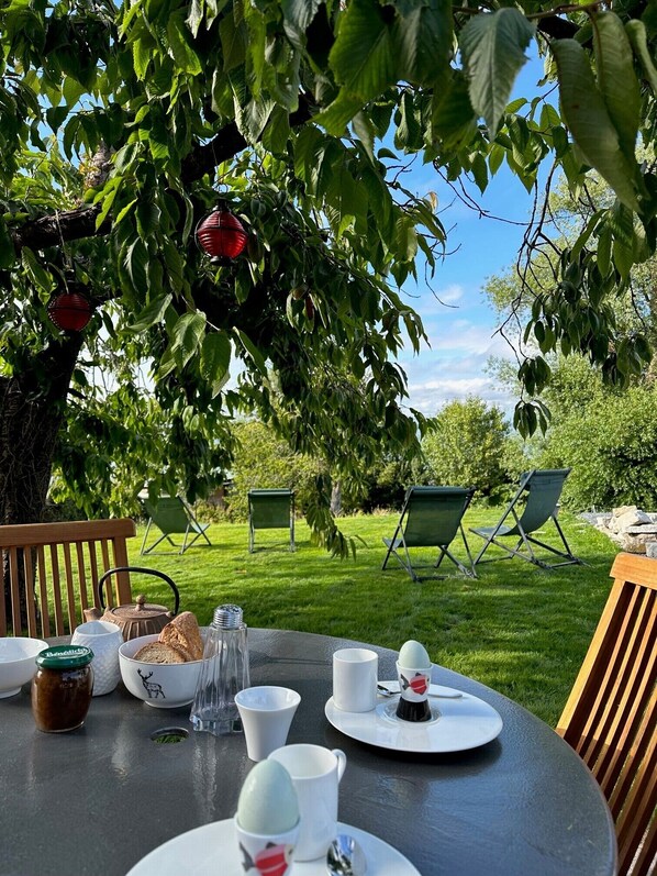 Outdoor dining - 2-minute walk from the beach, single-storey apartment with sea view (CRICQUEBOEUF)