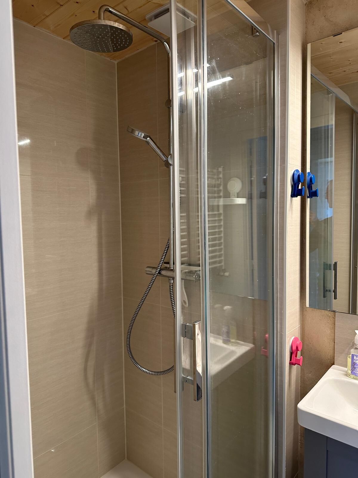 Dusche, umweltfreundliche Kosmetikartikel, Haartrockner, Toilettenpapier
