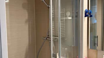 Dusche, umweltfreundliche Kosmetikartikel, Haartrockner, Toilettenpapier
