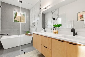 Bruser, miljøvenlige toiletartikler, hårtørrer, håndklæder