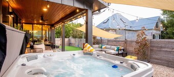 Downtown Austin Luxury Stay ★ Hot Tub • Fire Pit • Minigolf