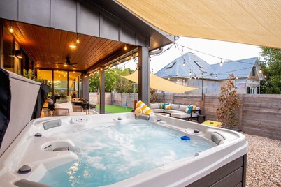 Downtown Austin Luxury Stay ★ Hot Tub • Fire Pit • Minigolf