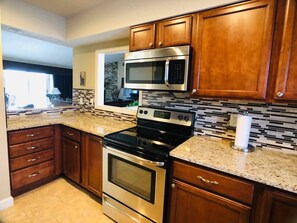 Frigorifero, microonde, forno, piano cottura