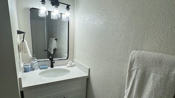 Een douche, een haardroger, handdoeken, zeep