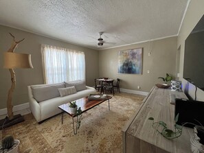 Smart TV - Apartment in St. Petersburg - Minutes from Downtown (St. Petersburg)