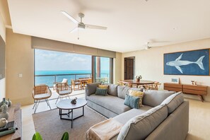 Signature-huoneisto, 3 makuuhuonetta, merinäköala, rannan lähellä | Oleskelualue | 50–tuumainen taulutelevisio, jossa digitaalikanavat