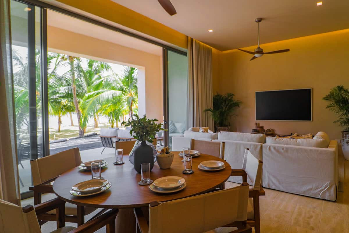 Villa Elite, vista al mar | Área de sala de estar | Televisión de pantalla plana de 50 pulgadas con canales digitales