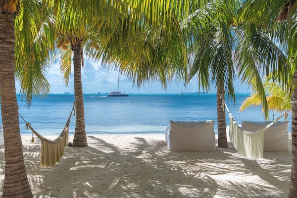 Playa privada, arena blanca, tumbonas y toallas de playa