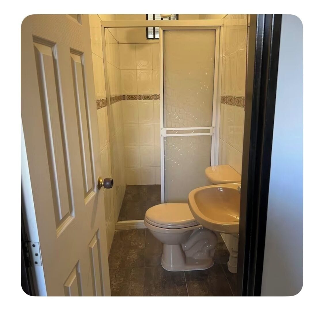 Regadera, toallas, papel de baño 