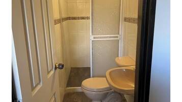 Regadera, toallas, papel de baño