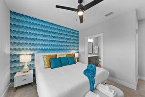 2 habitaciones, escritorio y tabla de planchar con plancha
