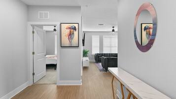 2 quartos, escrivaninha, ferros/tábuas de passar roupa, berço de viagem