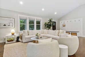 Smart TV, computer monitors - Upscale Secluded Home w/Central AC, Pool & Firepit (Centerville,)