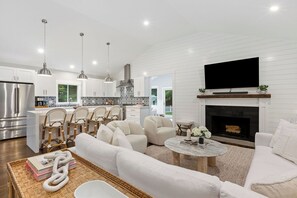 Smart TV, computer monitors - Upscale Secluded Home w/Central AC, Pool & Firepit (Centerville,)