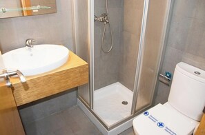 Een douche, een haardroger, een bidet, handdoeken