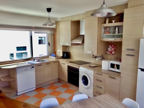 Een koelkast, een magnetron, een oven, een kookplaat