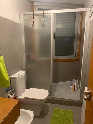 Ducha, secador de pelo, bidé y toallas