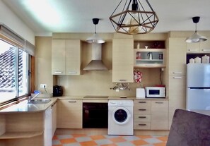 Een koelkast, een magnetron, een oven, een kookplaat