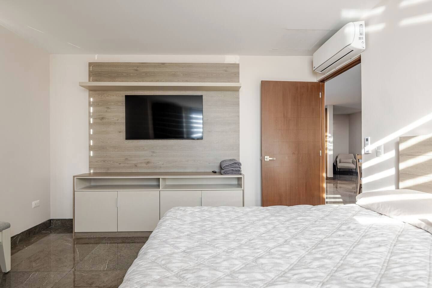 2 bedrooms, iron/ironing board, bed sheets