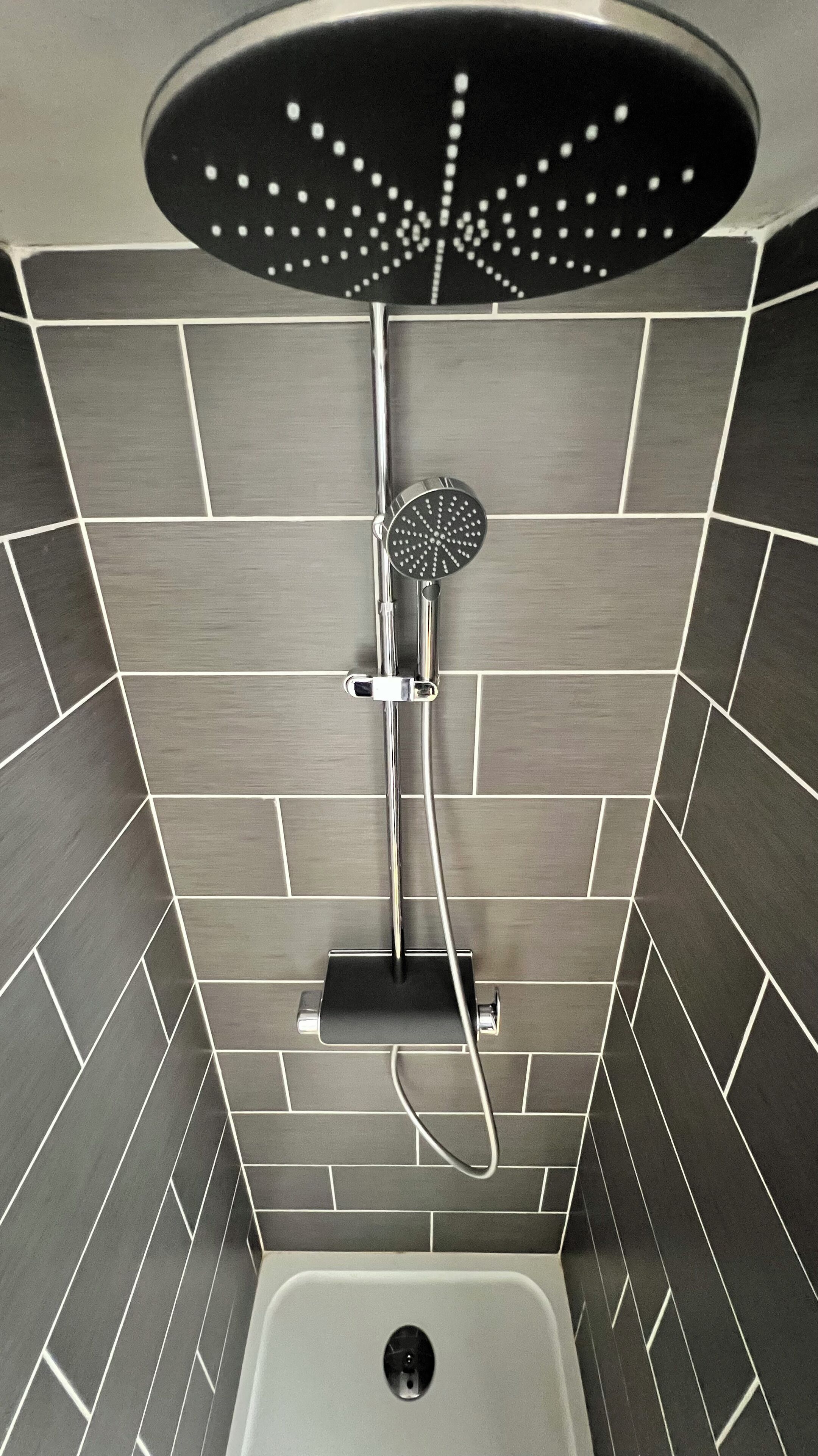 Douche, sèche-cheveux, serviettes fournies, savon