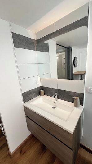 Een douche, een haardroger, handdoeken, zeep