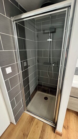 Douche, sèche-cheveux, serviettes fournies, savon