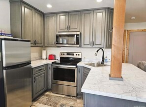 Fridge, microwave, oven, stovetop - Comfy Bear ~ Ski In/Out Remodeled 2 bedroom/2 bath Condo at Snowriver! (Wakefield)