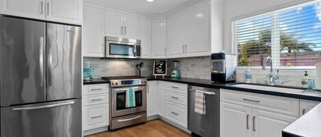 Refrigerador, microondas, horno y parrilla de estufa