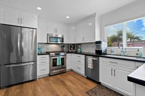 Kühlschrank, Mikrowelle, Ofen, Herdplatte