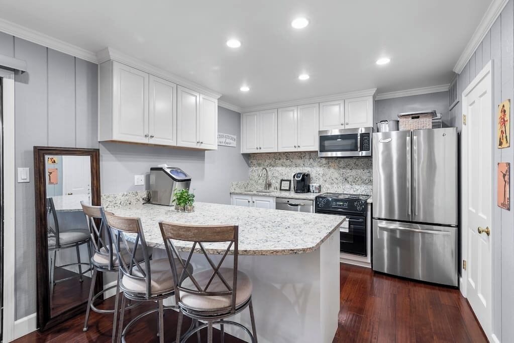 Refrigerador, cafetera y tetera y utensilios de cocina 