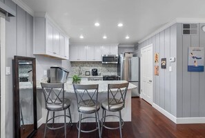 Refrigerador, cafetera y tetera y utensilios de cocina 