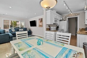 Interior - Newport Beach 1 bedroom Home/Beach/Garage/Patio (Newport Beach)