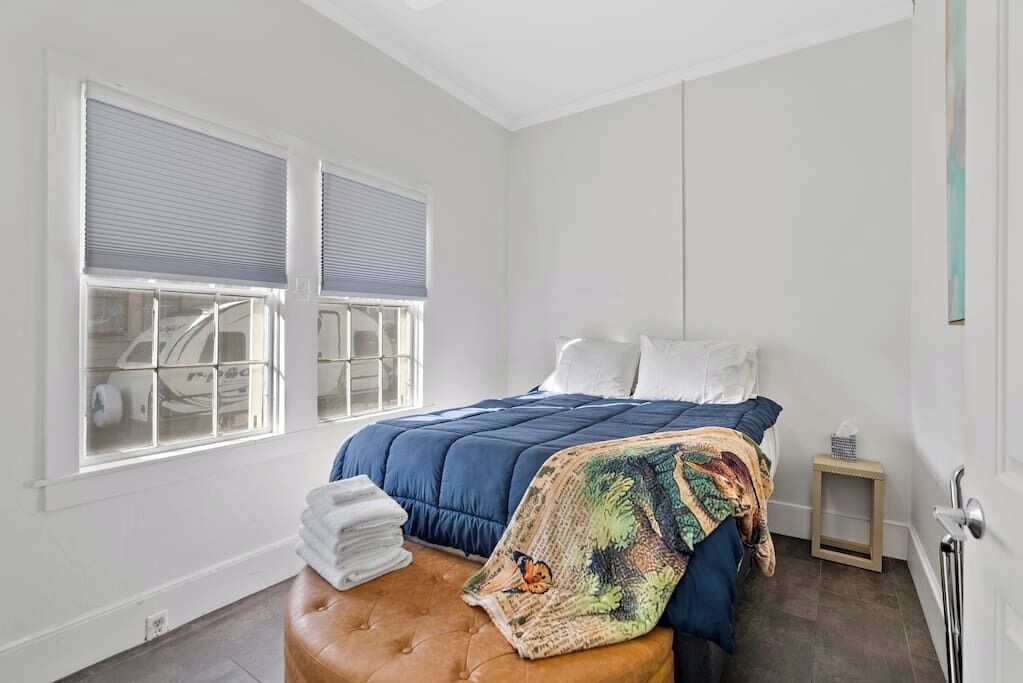 2 slaapkamers, een strijkplank/strijkijzer, internet, beddengoed