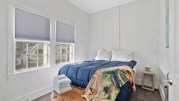 2 slaapkamers, een strijkplank/strijkijzer, internet, beddengoed