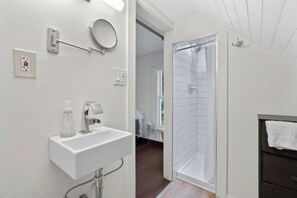 Hair dryer, towels - Downtown Napa HOT TUB Retreat - 3 Bed l 2 bath (Napa)
