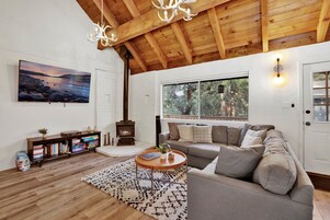 Cabin, Multiple Beds, Hot Tub, Mountain View | Living area