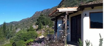 Cozy 2-bedroom cabin in quaint Sutatausa with WiFi