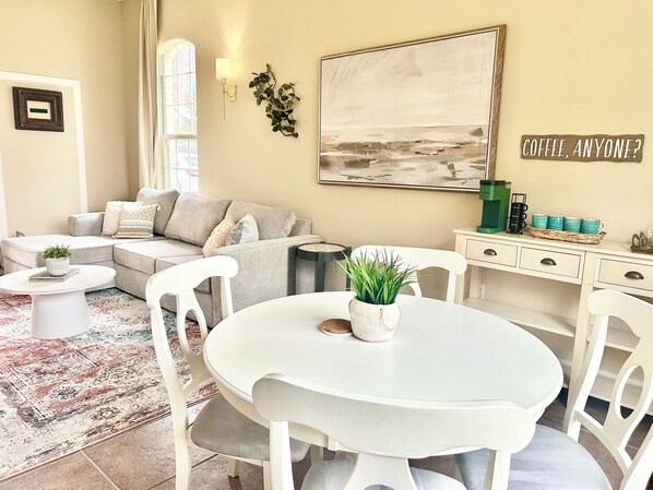 Living area - Villa Mia: Charming, Luxury Mini Villa Near Downtown, DFW, Cedar Ridge (Dallas)