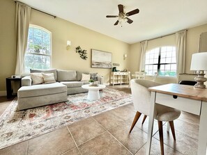 Living area - Villa Mia: Charming, Luxury Mini Villa Near Downtown, DFW, Cedar Ridge (Dallas)