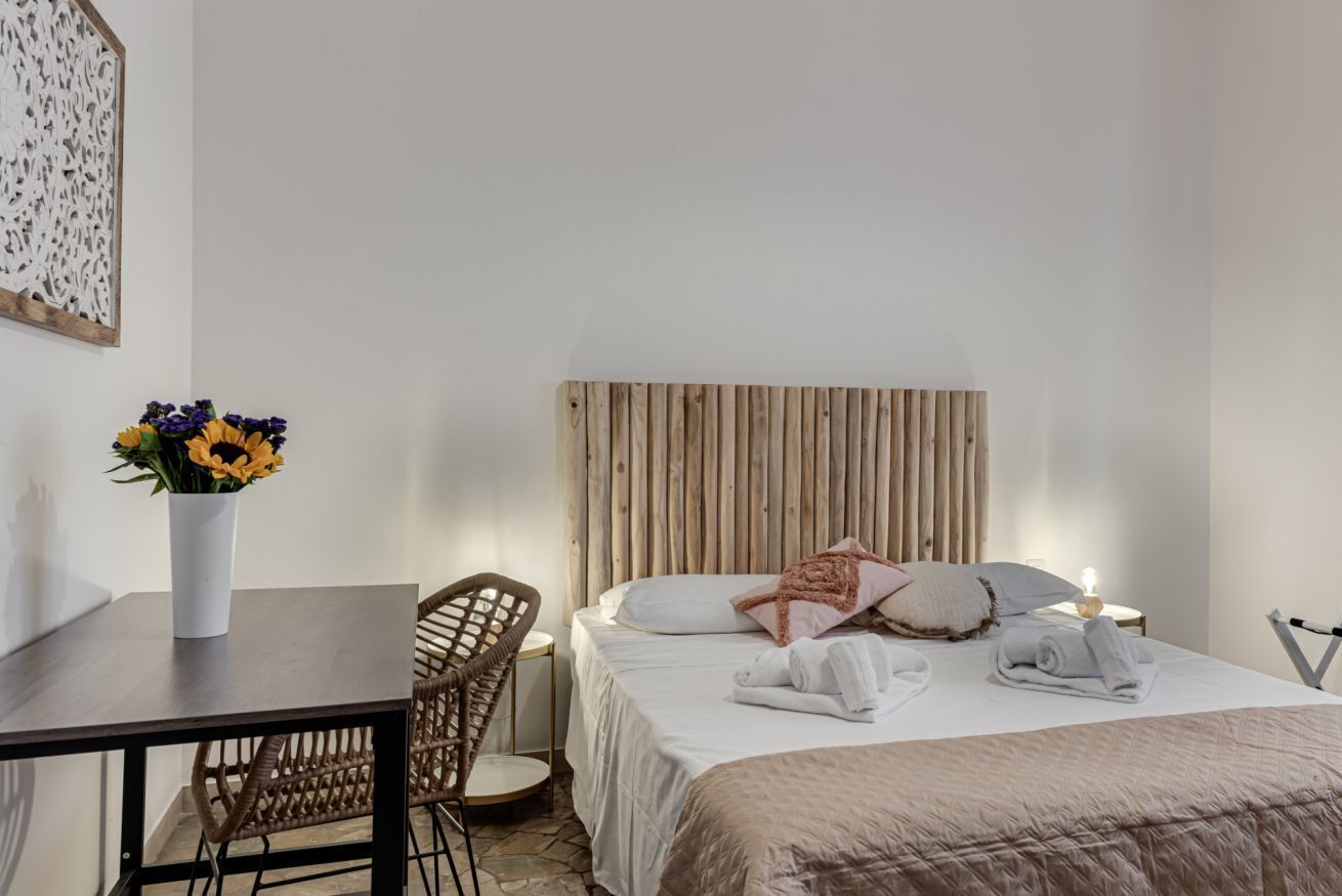 3 habitaciones, escritorio y tabla de planchar con plancha 